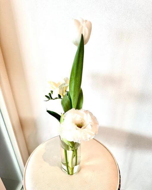 夏木マリの「おはよう」が沁みる朝。白い花に込めた月曜のエール