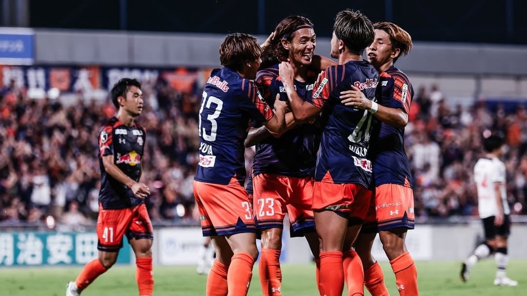 雄叫びと抱擁…熱きストライカーの一撃にスタジアムが爆発