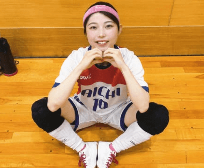 「可愛さ全国区、白いいですね〜」美女サッカープレーヤー、”初めての白ユニショット”を披露！ファン歓喜