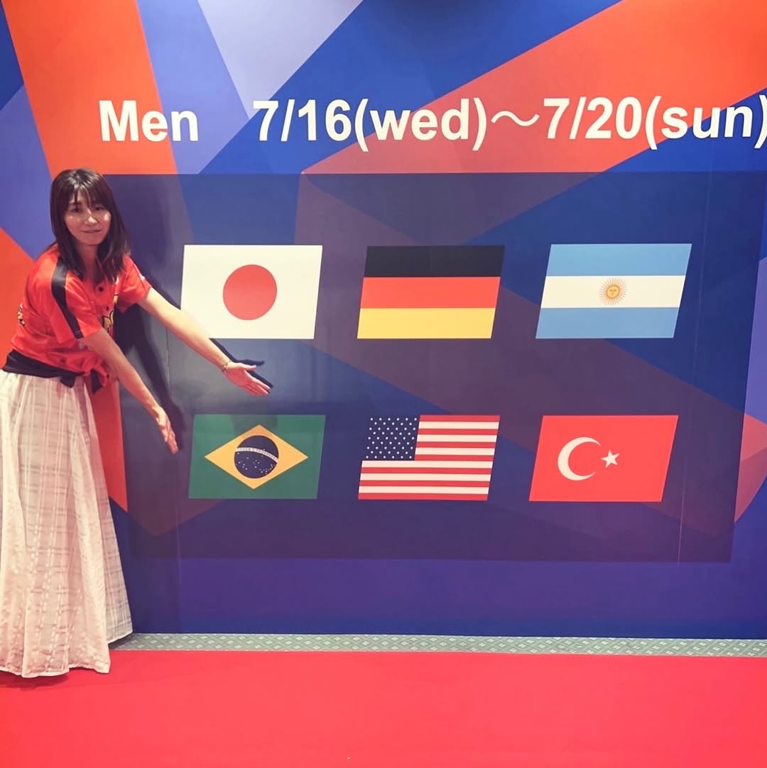 「今日も全力応援」元日本代表・秋本愛がブラジル戦に向けて気合を注入！