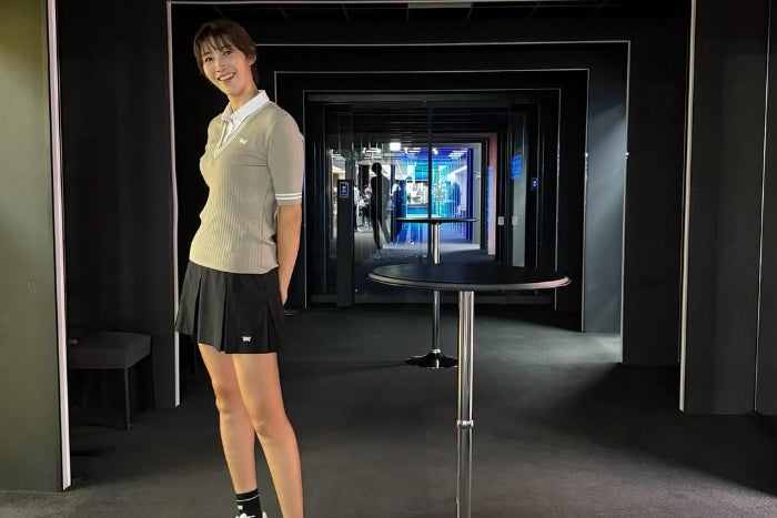 ん？！距離感がバグってくる…。狩野舞子のゴルフウェア姿、脚が長すぎて背景がまるで合成のように。