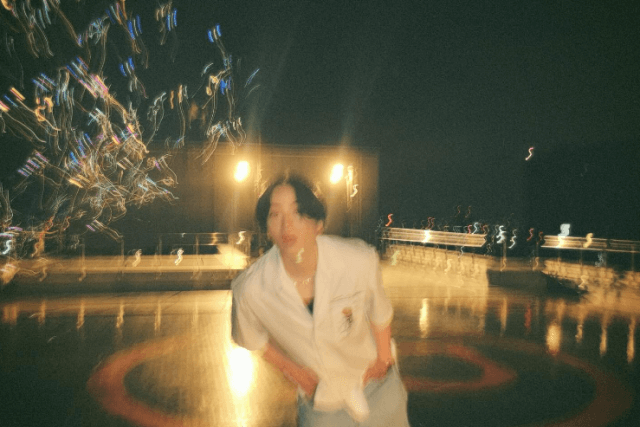 「ウソ婚の時の屋上みたい」菊池風磨の“激エモ”オフショに推察の声が集まる