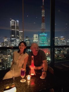 あの人気芸人 彼女との大人デートショット公開で話題に「お洒落なBARに部屋着って…」