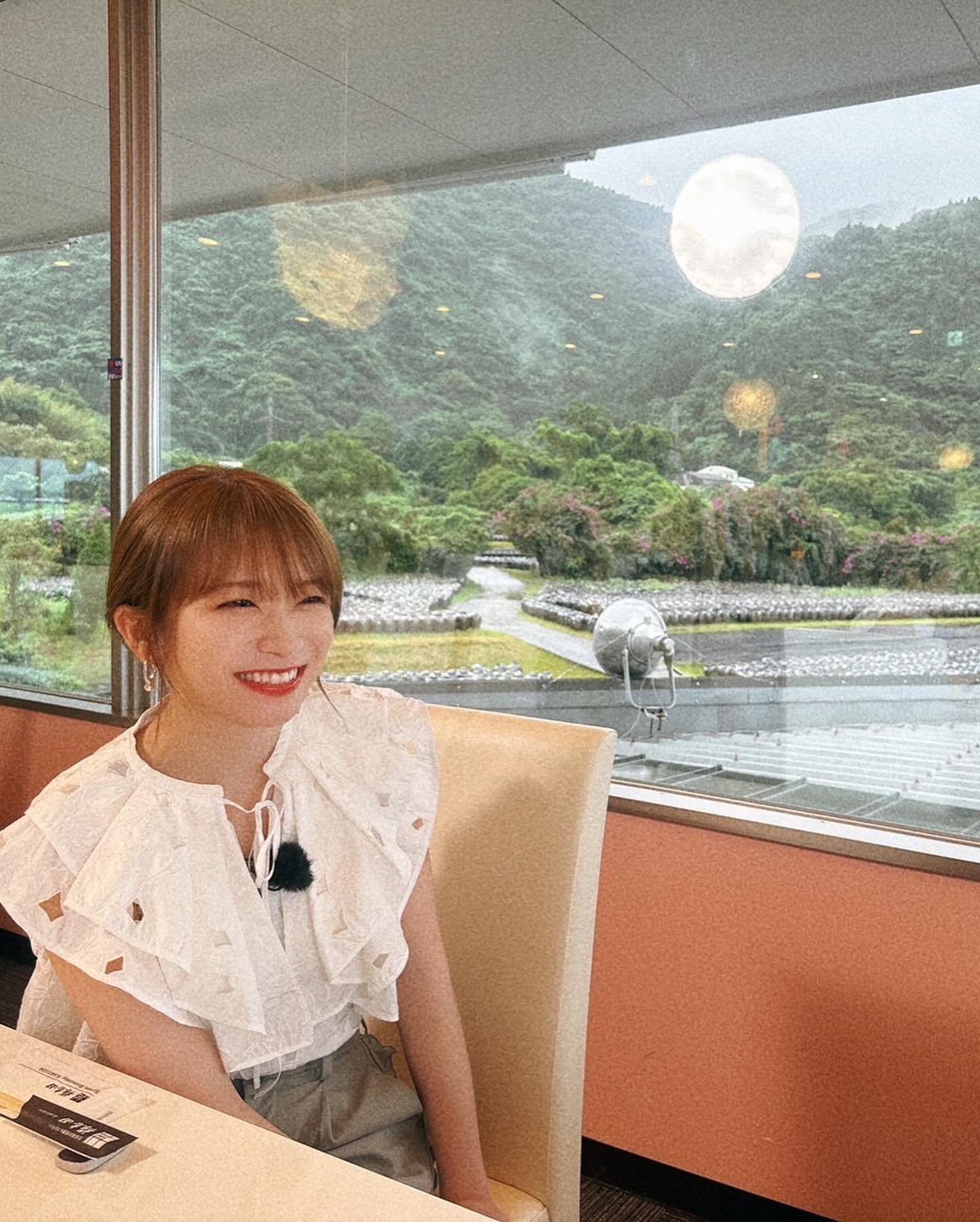 「もくもくの雲すき🌥️」元乃木坂46秋元真夏がキュートな最新ショット公開！