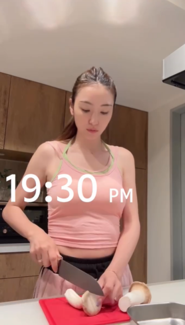 「らくでうまいが全て。」木下優樹菜、美肌あらわタンクトップの