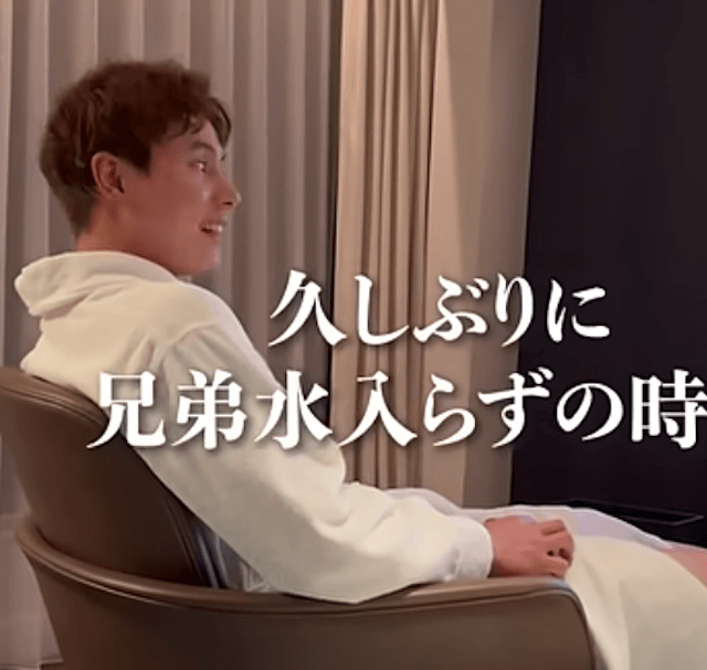 髙橋藍と塁兄弟が初めての一泊旅行　貴重なバスローブ姿も