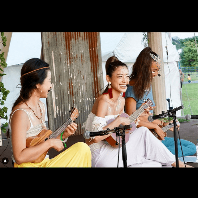 松本莉緒、唯一無二の「Guruji」 かよこ氏と。ギターを手にしたインドスタイルコーデ