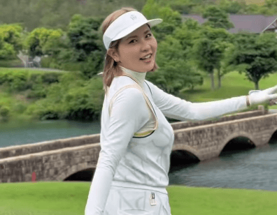 「ホールの中に川流れてる」ゴルフ美女子のお気に入り！ウォーキング＆スイングムービーにファン見惚れる「めっちゃ可愛い」