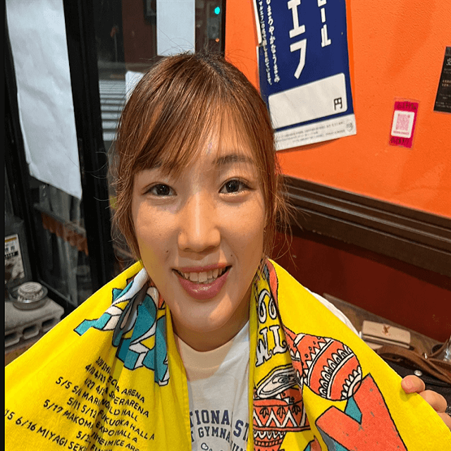 伊澤星花が向かった先は邦楽アーティストのLIVE？記念タオルとともに記念ショット