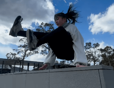 「スカート引っかからないの凄い！」注目の中学生パルクール女子、街中で白鳥の”スワンムーブ・ヴォルト”を決め大反響