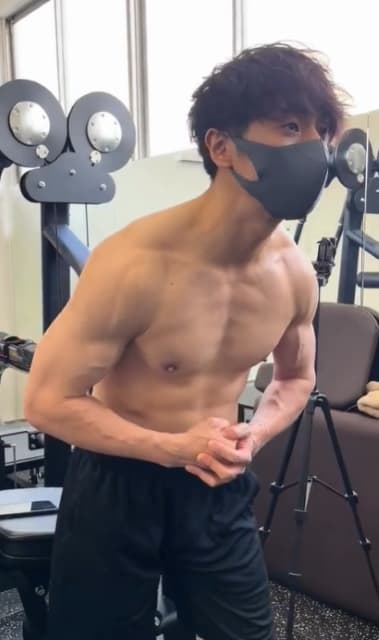 お笑い芸人 コロチキ西野 肉体改造の途中経過を報告！「ナダルに腕相撲勝つまであと47日」