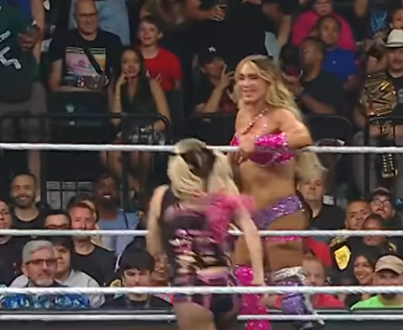 “会場が味方した瞬間” アレクサ＆シャーロットのタッグに大歓声、ロクサーヌ組にまさかのブーイング！？