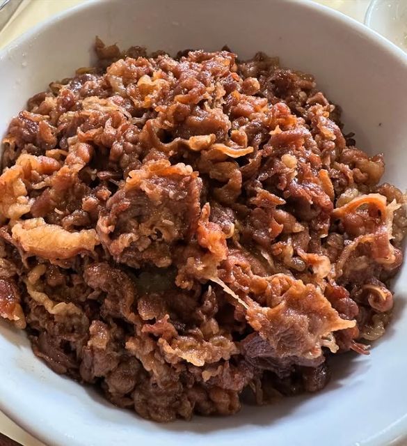 有吉弘行が飯テロ投稿！ごはんが見えない『肉の丼』にファンもゴクリ…