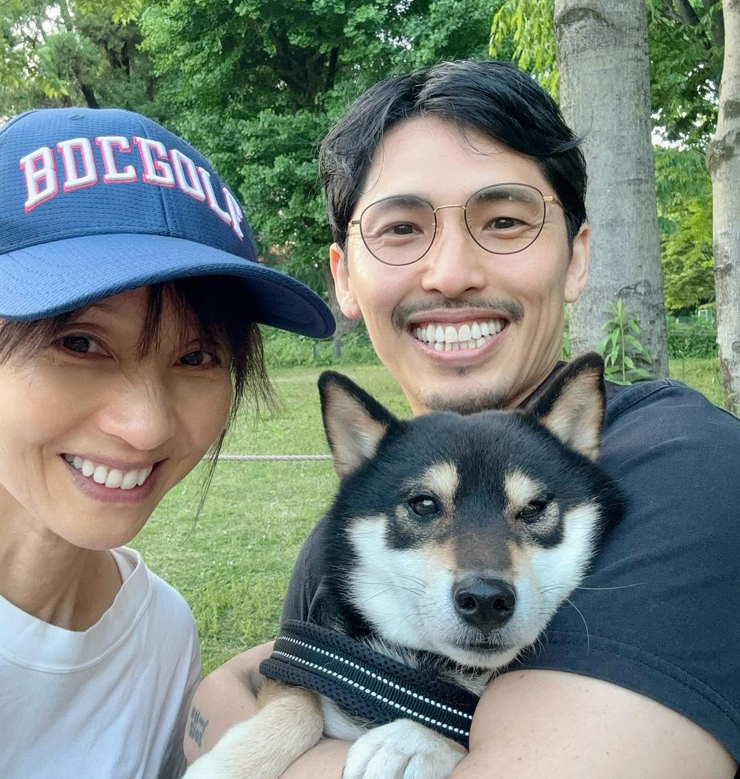 まさかのすっぴん!? 人気女性タレント 13歳年下のイケメン夫とのツーショットが「素敵すぎてため息」