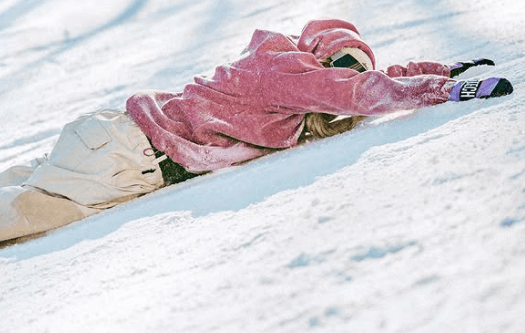 「ズザザザー！」キュートな金髪カービングギャル、カッコ可愛いヘッドスライディング・ショットを披露！「イケメンすぎる」