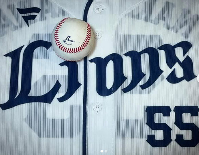 西武・仲三河、プロ初安打＆初打点の記念球を受け取る　エース今井からの贈り物