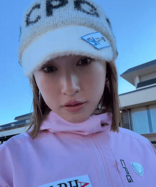 「実物もめっちゃ綺麗でした」人気美女ゴルファー、ラウンド中の”ガーリー・自撮りムービー”が女神だと話題に