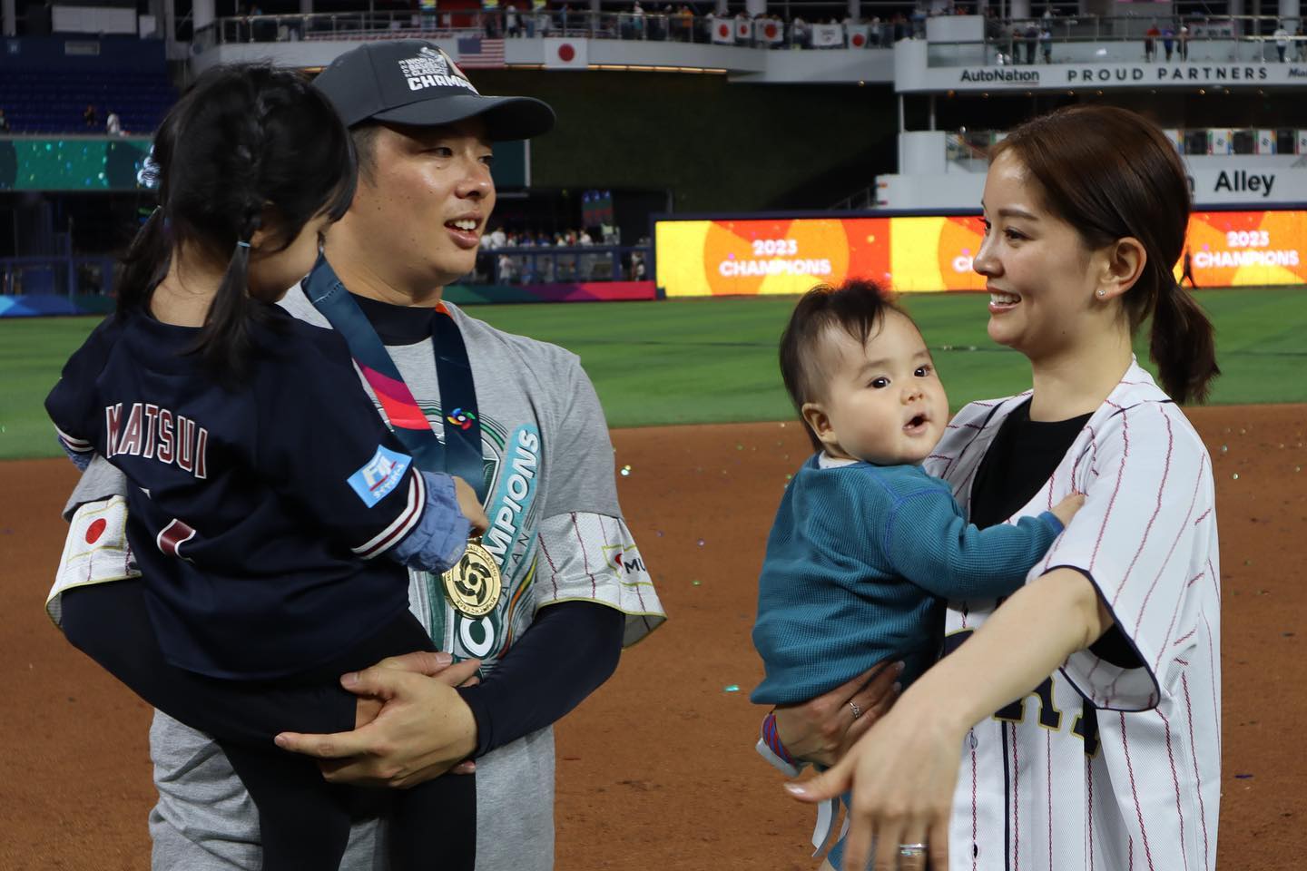 「この悔しさはシーズンで晴らすぞー！」石橋杏奈が侍戦士である夫・松井裕樹との家族ショットを公開📸