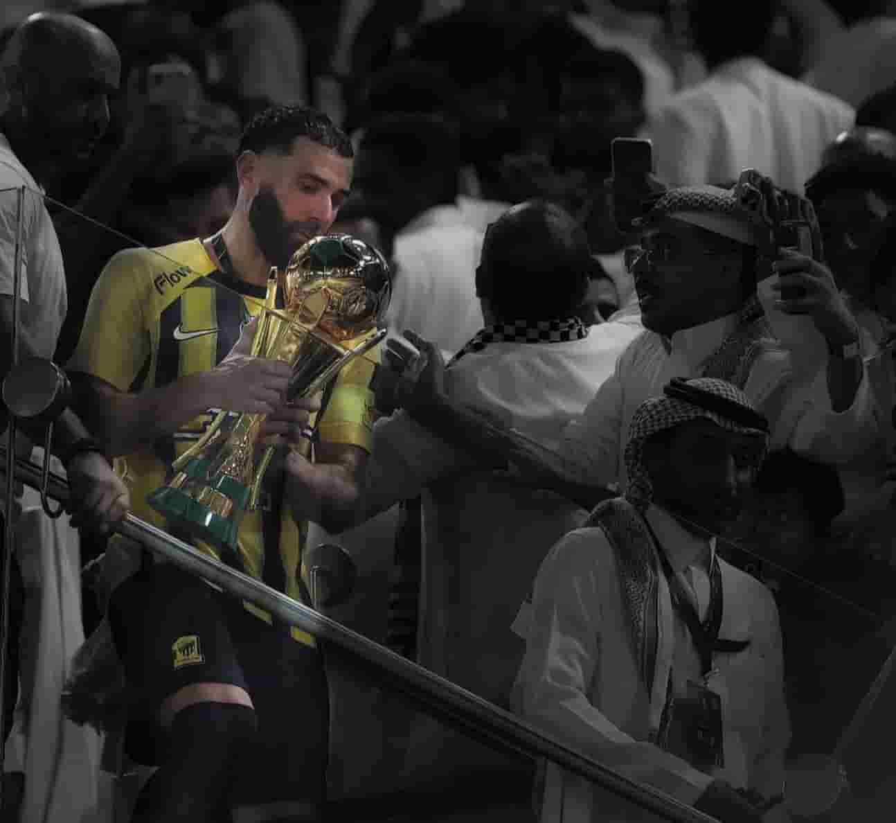 ベンゼマが「我らの誇り」と投稿！トロフィーを手にした喜びの瞬間