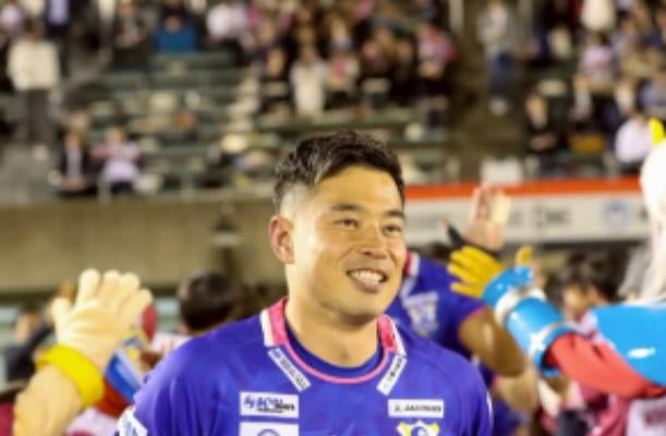 ラグビー山田章仁、バカチンガーとの爆笑ショット公開「こっち向けちゃ！」