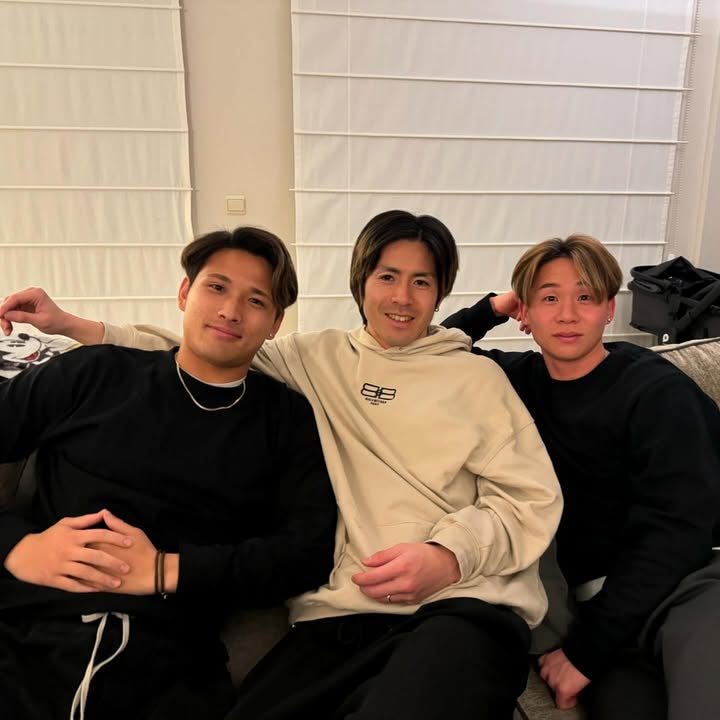 松木玖生、FC東京時代の仲間との3ショットを公開