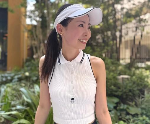 「めっちゃ可愛い」元プロテニス美女、ホワイト＆ネイビーの”お洒落クールショット”を披露！ファンうっとり状態