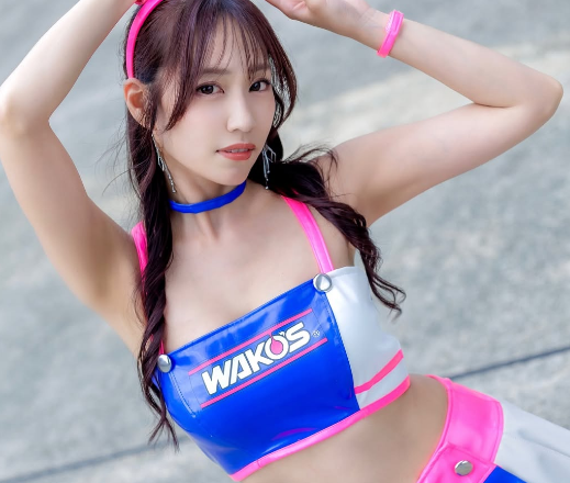 「相変わらず最高に、めっちゃ可愛い！」美女レースクイーン、腕上げ”美的・インパクト”をサーキットで披露！