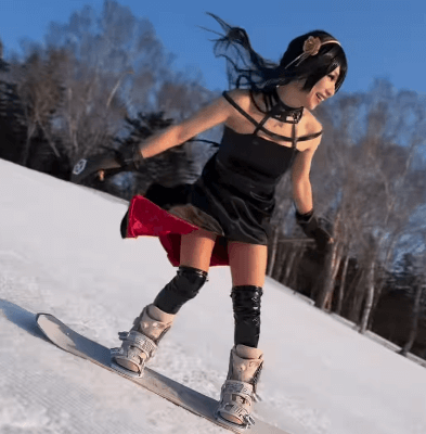 「姉さんカッコ良すぎですぜ」スノボ美女、コスプレ姿で魅せるライディングにファン感激！「めっちゃ感動的で泣けてきました」