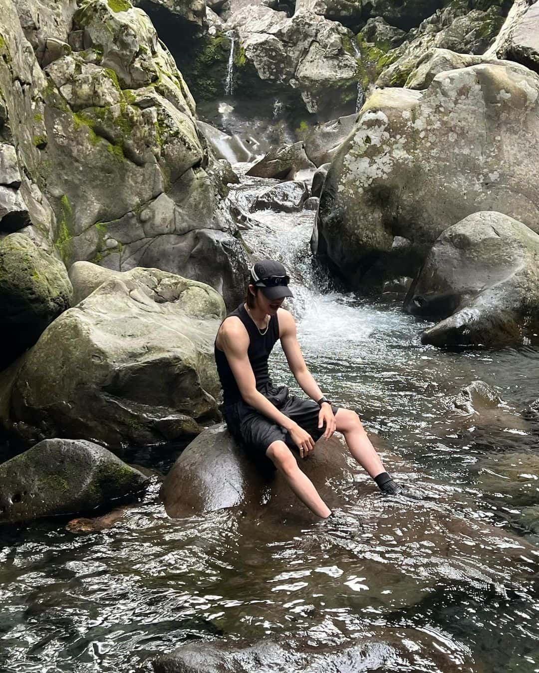 韓国アイドルが大自然へ「え、靴下履いたまま川に入ってる？！」