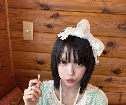 「お母様センスありまくりよね」歌手・あのちゃんが魅せた”昔母が買ってくれた洋服”姿にファンから絶賛コメントが殺到