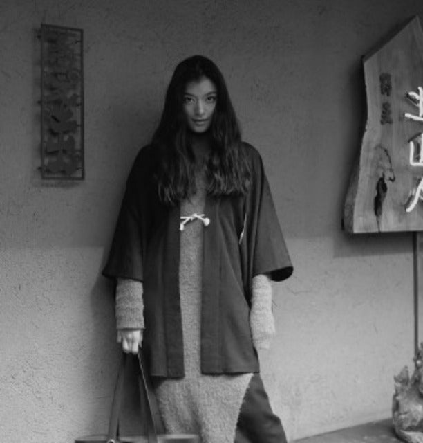 ローラの最近のお気に入りは「羽織をかけたスタイリング」