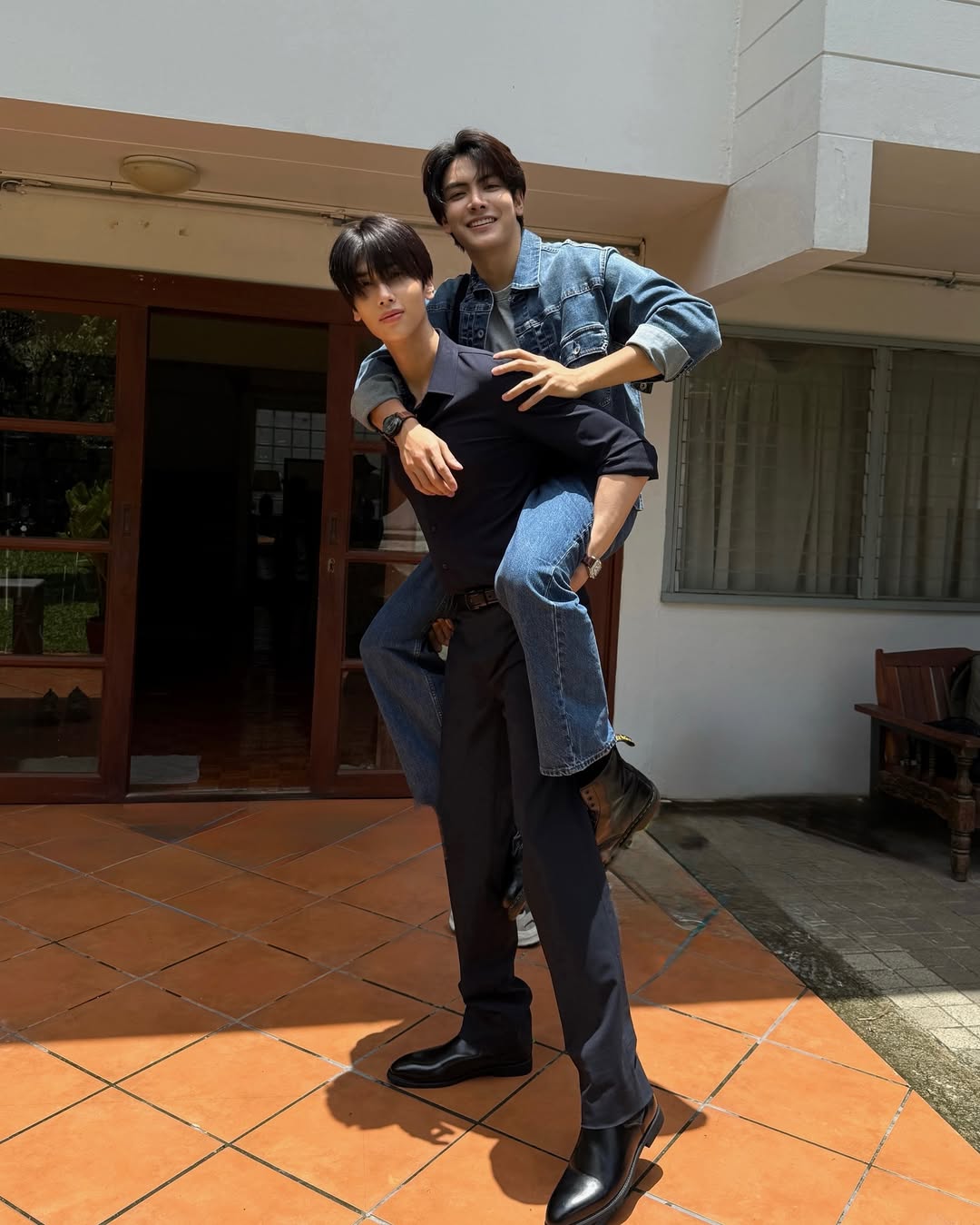 あの人気俳優の仲良し“おんぶショット”にファンが歓喜