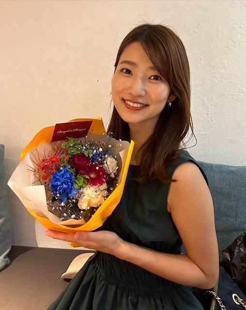 安藤萌々アナ、親友からのトリコロールカラーの花束に感謝