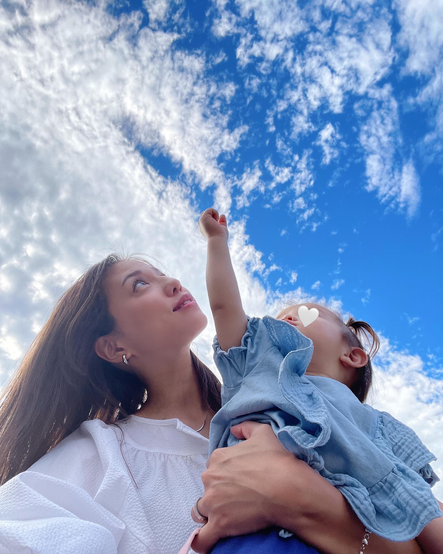 丸高愛実が“雲を掴む”二女との爽やか2ショットを公開🌤