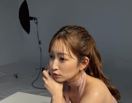 吉田朱里、あかすりショットを公開？！輝く素肌での撮影が話題に！