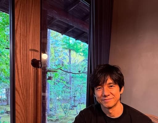 「優しい笑顔をありがとうございます」西島秀俊の“今日のスイーツ”オフショットにファンからコメント続々