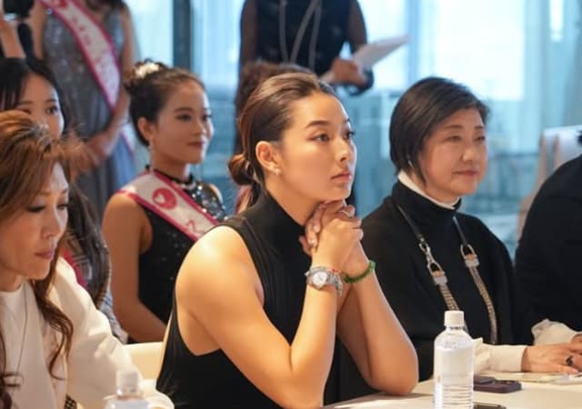 すみれが「ミセス・インターナショナル2025」のファイナリストのウォーキングを真剣な表情で審査⁉