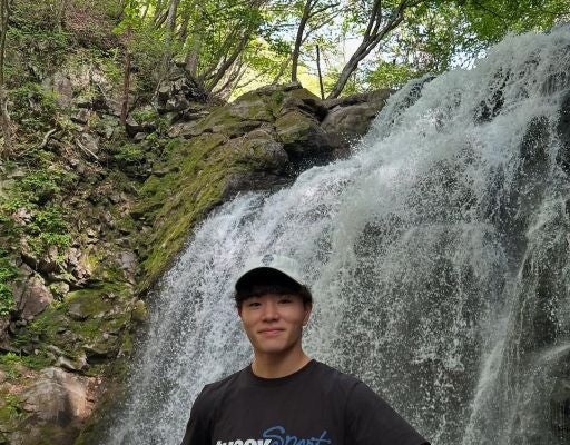 「行って良かった〜」体操男子日本代表・岡慎之助、滝バックの爽やかスマイルショットにファン大注目！！