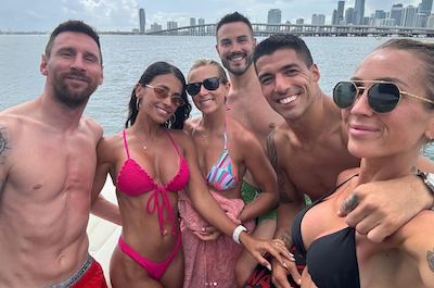 スアレスメッシ夫婦が船の上で優雅に休日を楽しむ様子を公開！