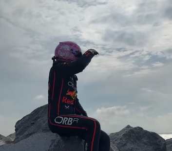 F1 まさかの“ビーチ仕様”！レッドブルが海辺で魅せた非日常の世界観に驚きの声