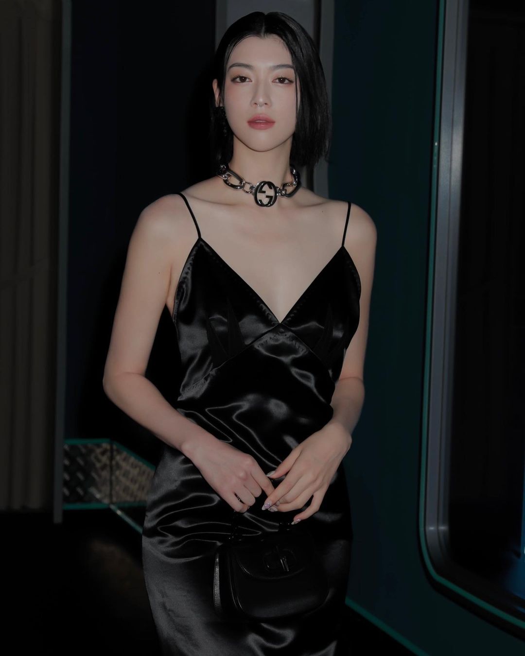 シックな大人✨三吉彩花の胸元開いた大胆コーデが話題に👗