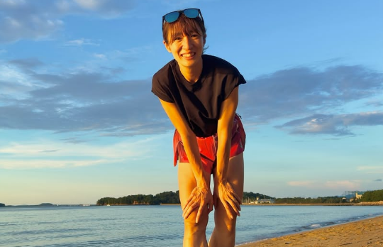 女子陸上の池内彩乃、渚で見せたスマイルショットを公開し