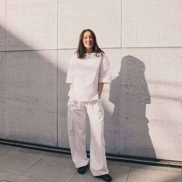 「ホワイト×まりえちゃん最高すぎる」飯豊まりえの“new shoes”オフショットにファンからコメント続々