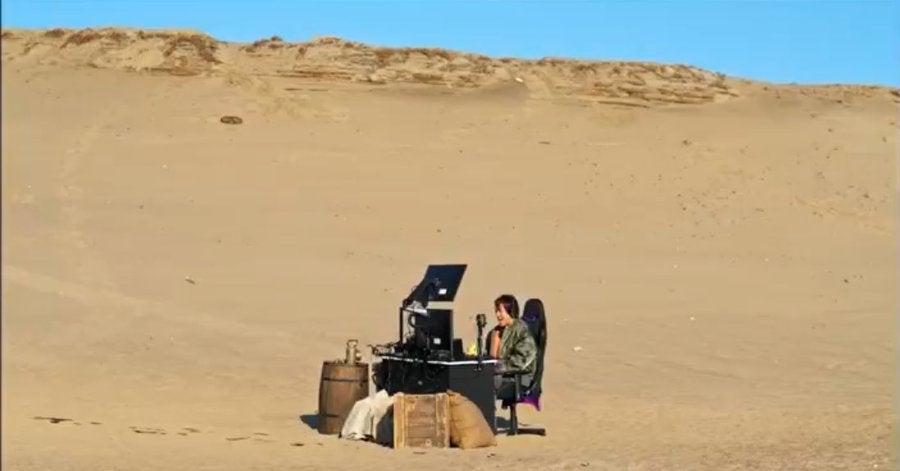 狩野英孝が砂漠でゲームをする姿がシュールすぎると話題に！「シュールすぎてもう面白いｗｗ」