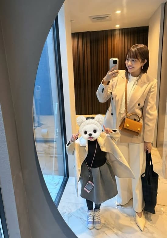 「すみっコぐらし見えてないけど！」菊地亜美、娘の新しいスニーカー姿にキュンが止まらない