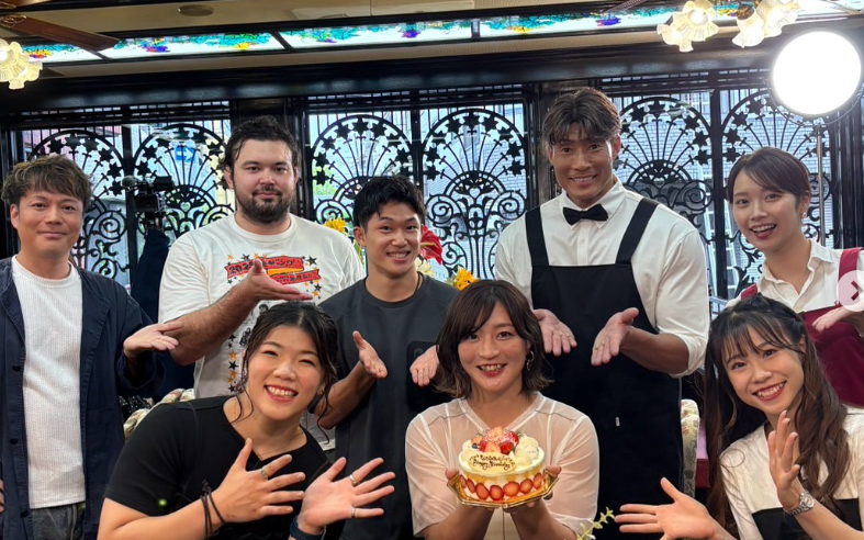 誕生日ケーキでお祝い！杉原愛子、「純喫茶超人」出演決定＆祝福ショット公開