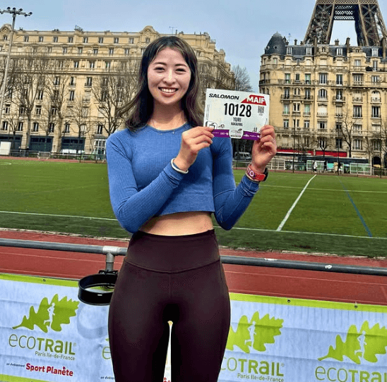 「身長の半分が股下…！」美女ランナー、パリで魅せたコート前＆凱旋門ショットが美スタイルすぎと反響続々「さすが！美しい」