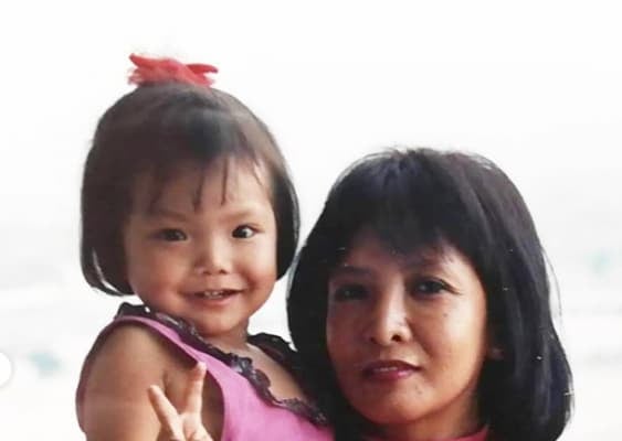 格闘家・月井隼南が母の日のプレゼントを公開！幼少期の思い出ツーショットも披露