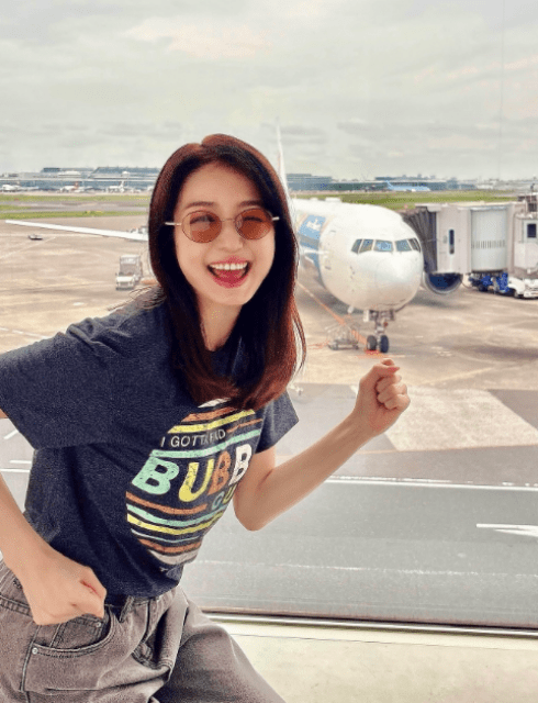 「本当にヤバイぞ、可愛すぎるぞ」中村静香、飛行機バックの無邪気すぎるお茶目ショットにファンもメロメロ！