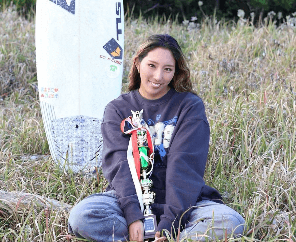 「まさか、草むらで！？」あの美女プロサーファー、大草原で魅せたモデルモード・ショットにファン総員エキサイト！